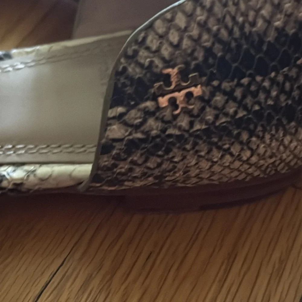 Tory Burch sz 8.5 Snakeskin Pattern Sandals flats alludes snake print leather